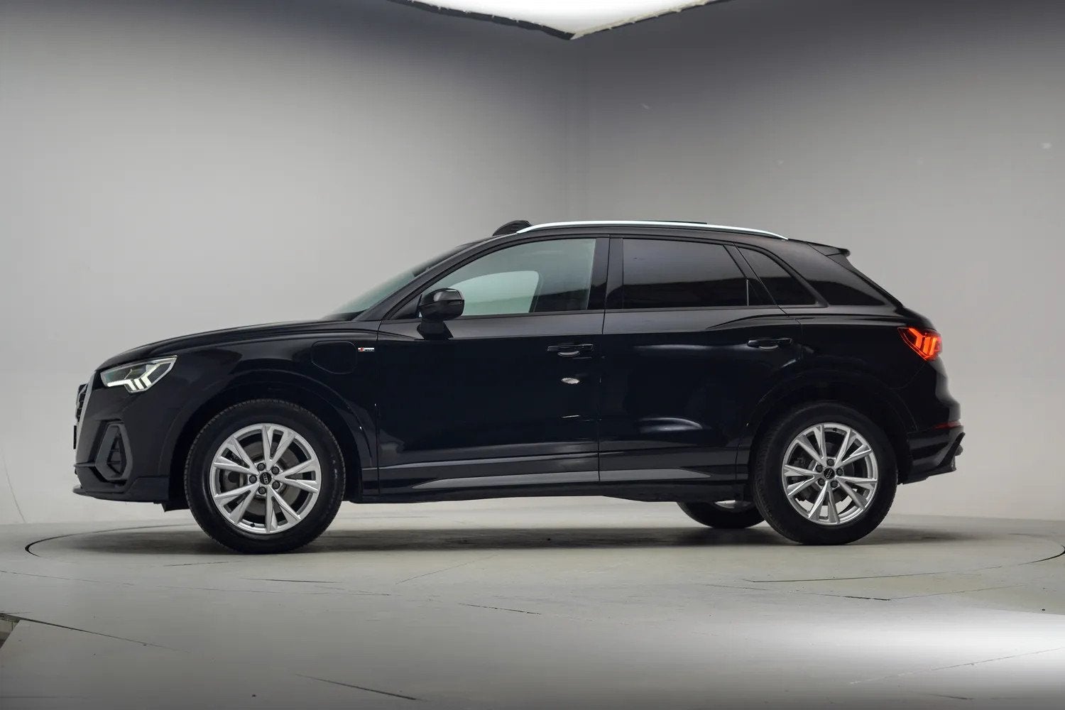 Audi Q3 45 TFSI e S Line [ Panorama Virtual Apple/Android ], Auto's, Gebruikt, Zwart, Leder, Hybride Elektrisch/Benzine