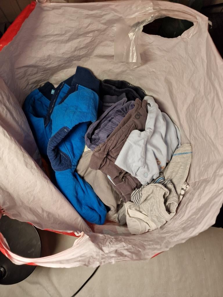 Zak babykleding voor jongens en een zak voor meiden, Ophalen