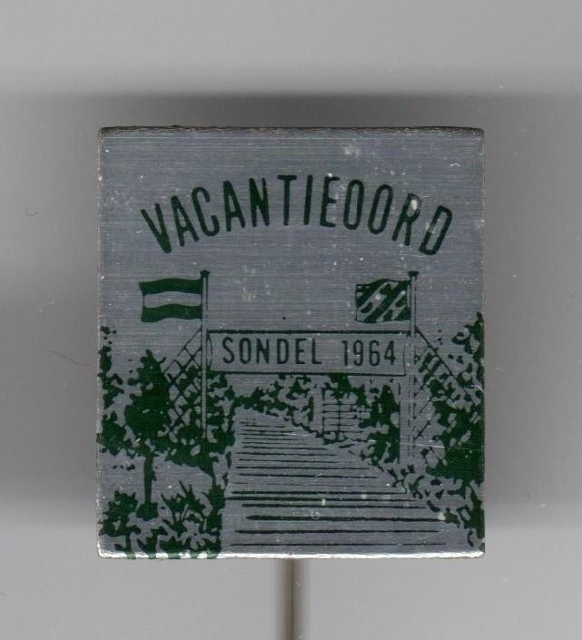 Speldje VAKANTIEOORD SONDEL 1964 VLAG FRIESLAND GROEN (A8), Verzamelen, Verzenden, Gebruikt, Overige onderwerpen