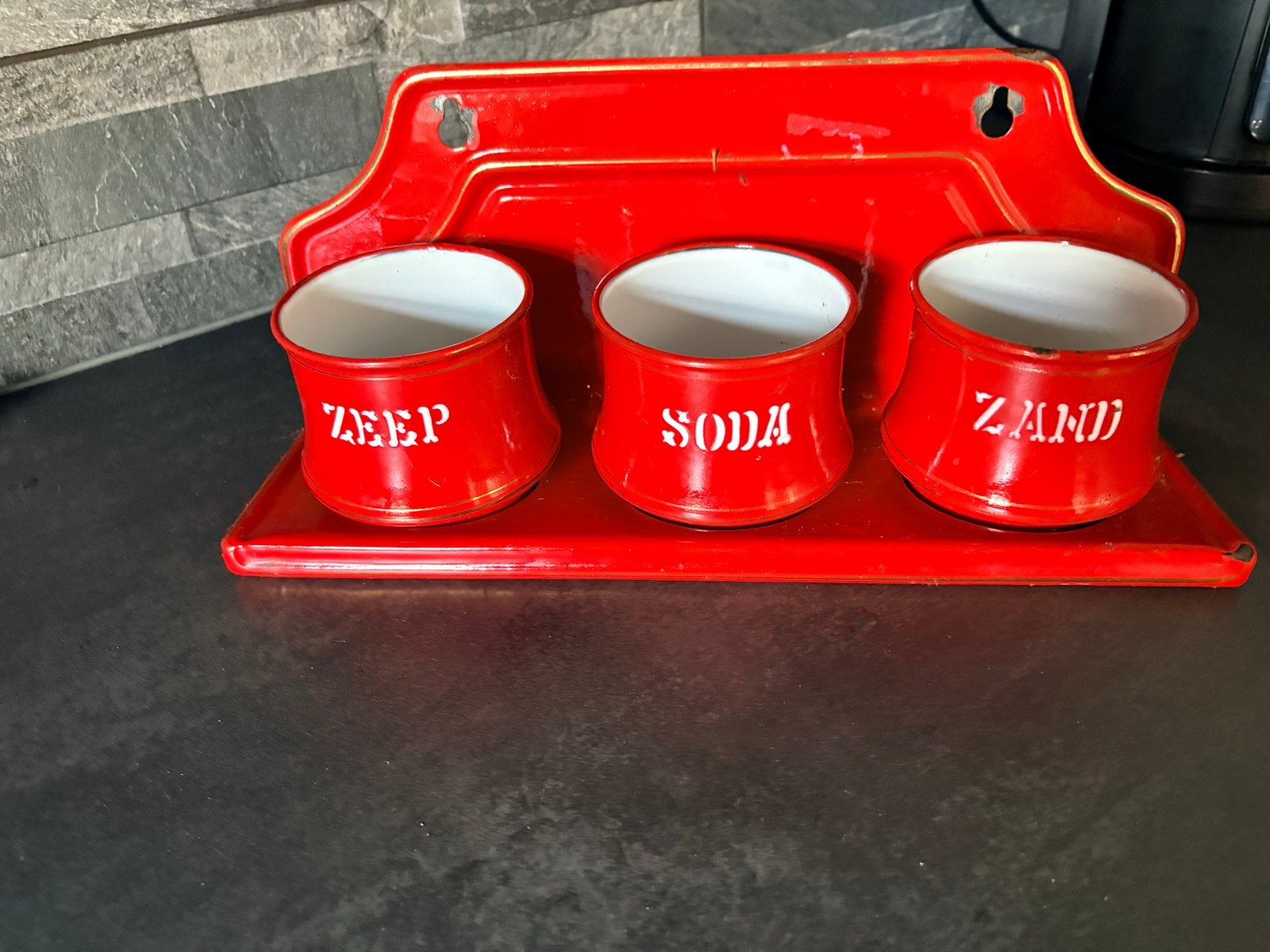 Vintage rode emaille rek met zeep, soda, zand potten, Ophalen