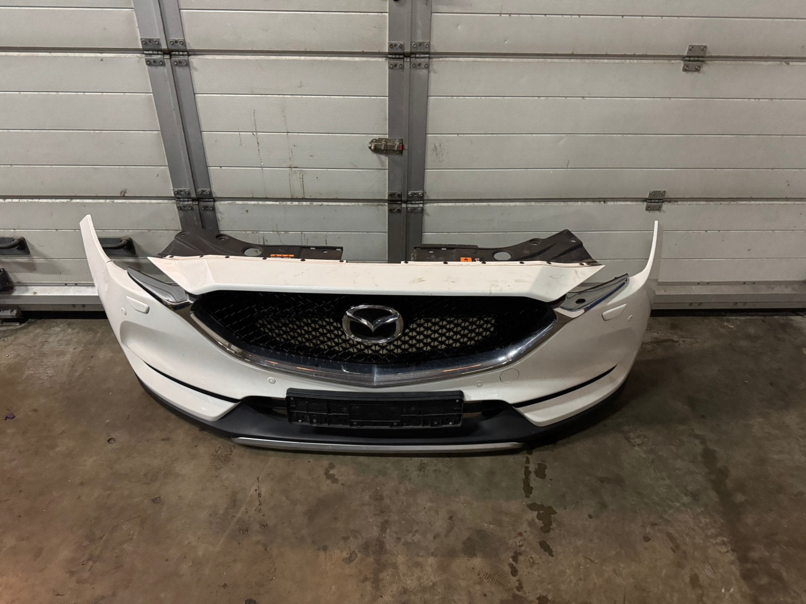 Mazda CX-5 2017 voorbumper met grille, logo en PDC – wit, Auto-onderdelen, Ophalen, Gebruikt, Voor, M