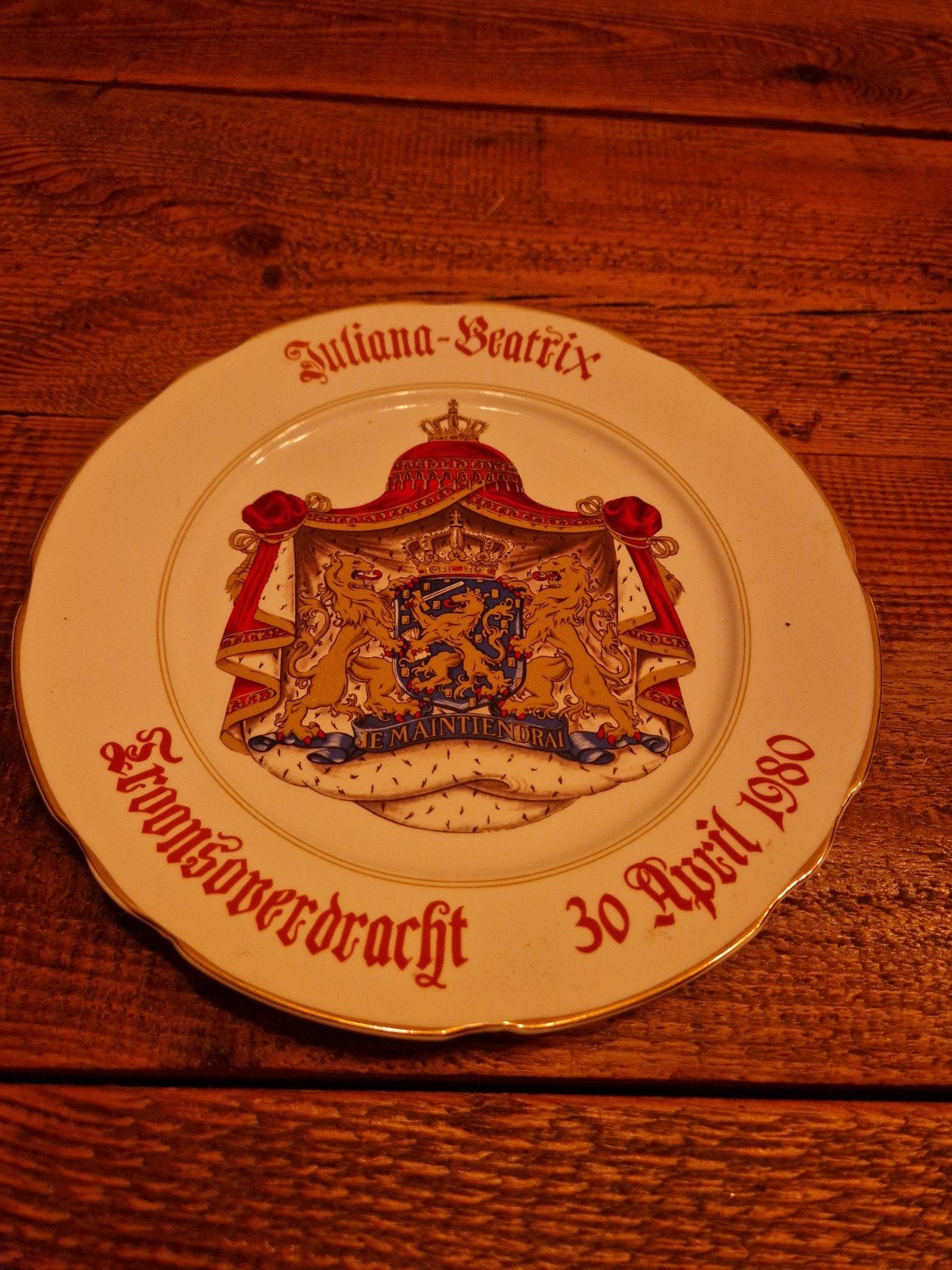 Zeldzaam Royal Stafford Wandbord Troonsoverdracht 1980, Ophalen of Verzenden, Zo goed als nieuw, Servies