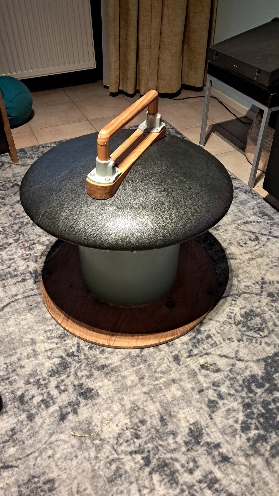 Unieke Turnpaddestoel - Handgemaakt en Stevig, Ophalen, Zo goed als nieuw, Zwart, Hout