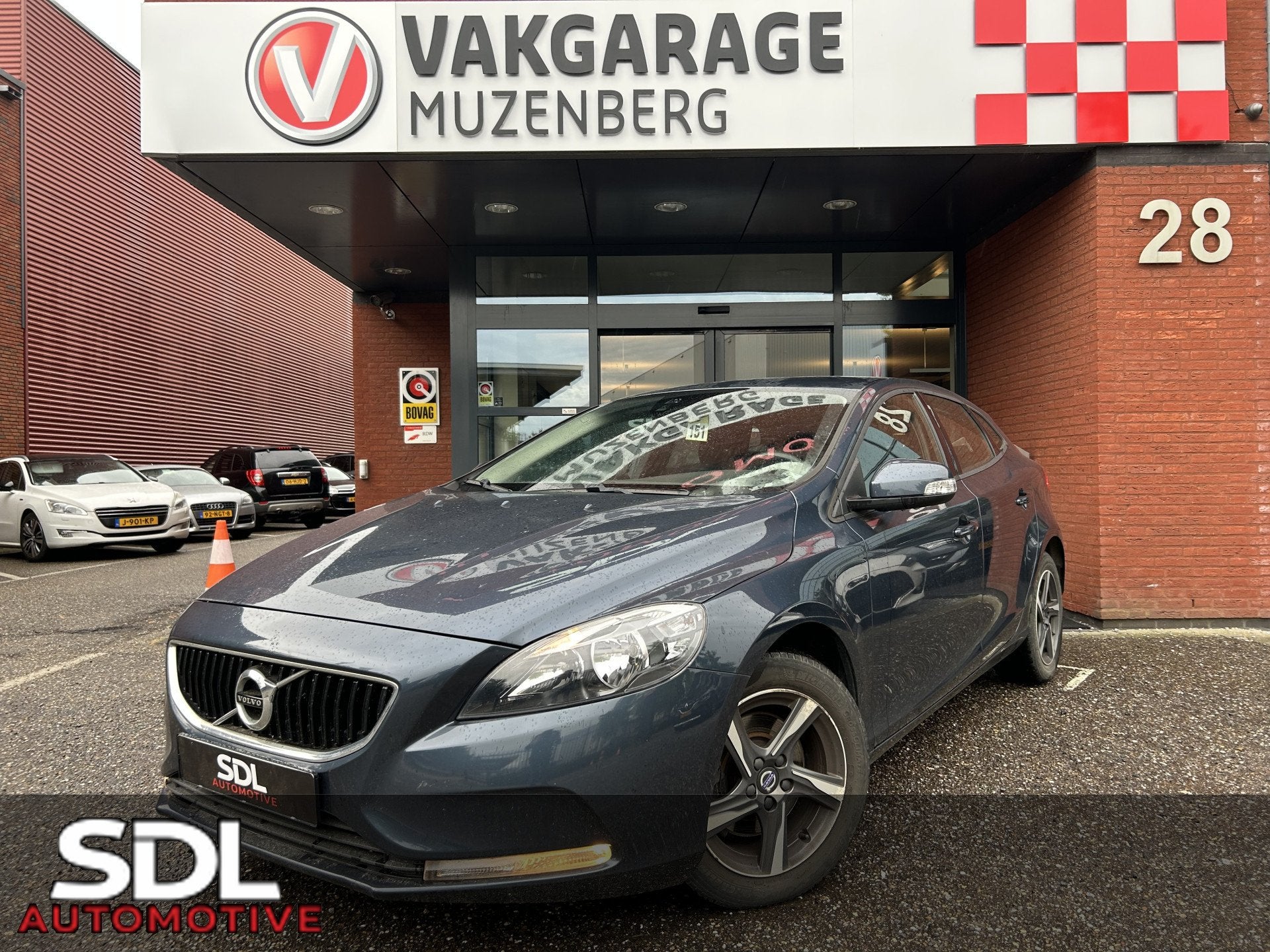Volvo V40 2.0 T2 Nordic+ // LEDER // NAVI // CRUISE // CLIMA, Voorwielaandrijving, Gebruikt, Zwart, 4 cilinders