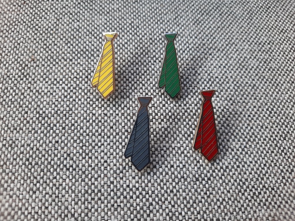 Pin set met 4 stropdassen uit de Harry Potter serie, Verzamelen, Ophalen of Verzenden, Nieuw, Overige onderwerpen, Speldje of Pin