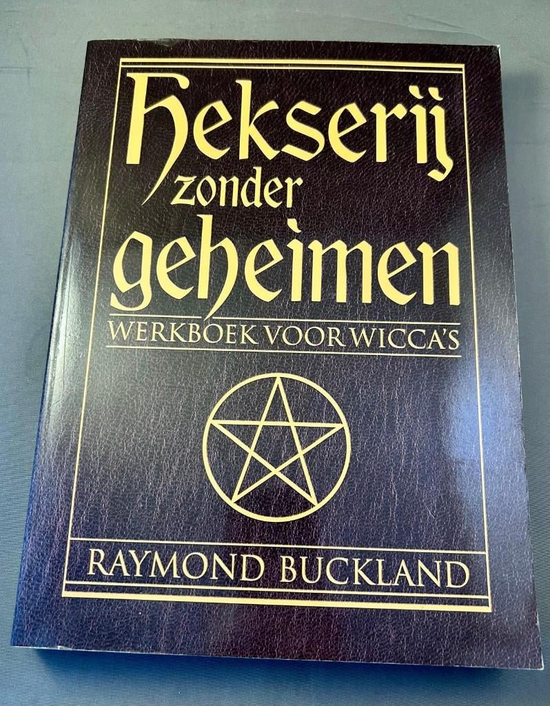 Boek  “Hekserij zonder geheimen” van Raymond Buckland, Boeken, Gelezen, Achtergrond en Informatie, Spiritualiteit algemeen, Ophalen of Verzenden