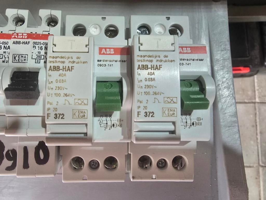 ABB bushboard 16A B16 automaat en ABB Aardlek 30mA, Doe-het-zelf en Verbouw, Elektra en Kabels, Ophalen of Verzenden, Gebruikt