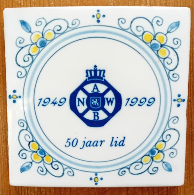 Makkum aardewerk tegel,A.N.W,B 50 jaar lid, Ophalen of Verzenden