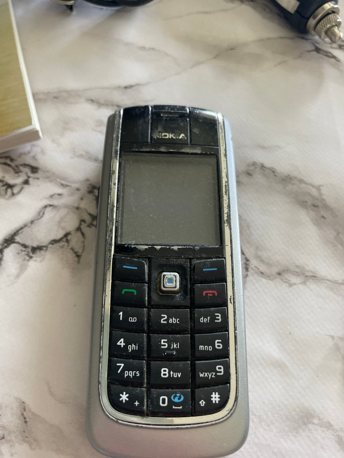 Nokia 6021 met oplader en auto carkit, simlock vrij, Gebruikt, Geen camera, Fysiek toetsenbord, Ophalen of Verzenden