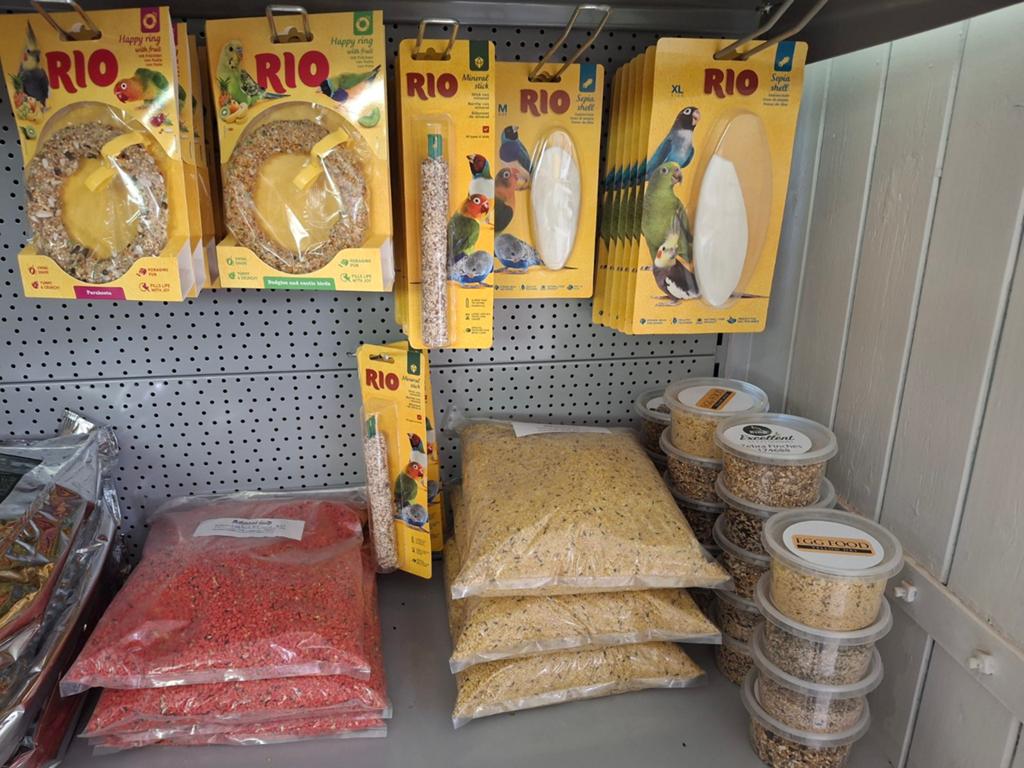 Grote partij vogelbenodigdheden & snacks (RIO, nestkasten,, Dieren en Toebehoren, Ophalen, Nieuw