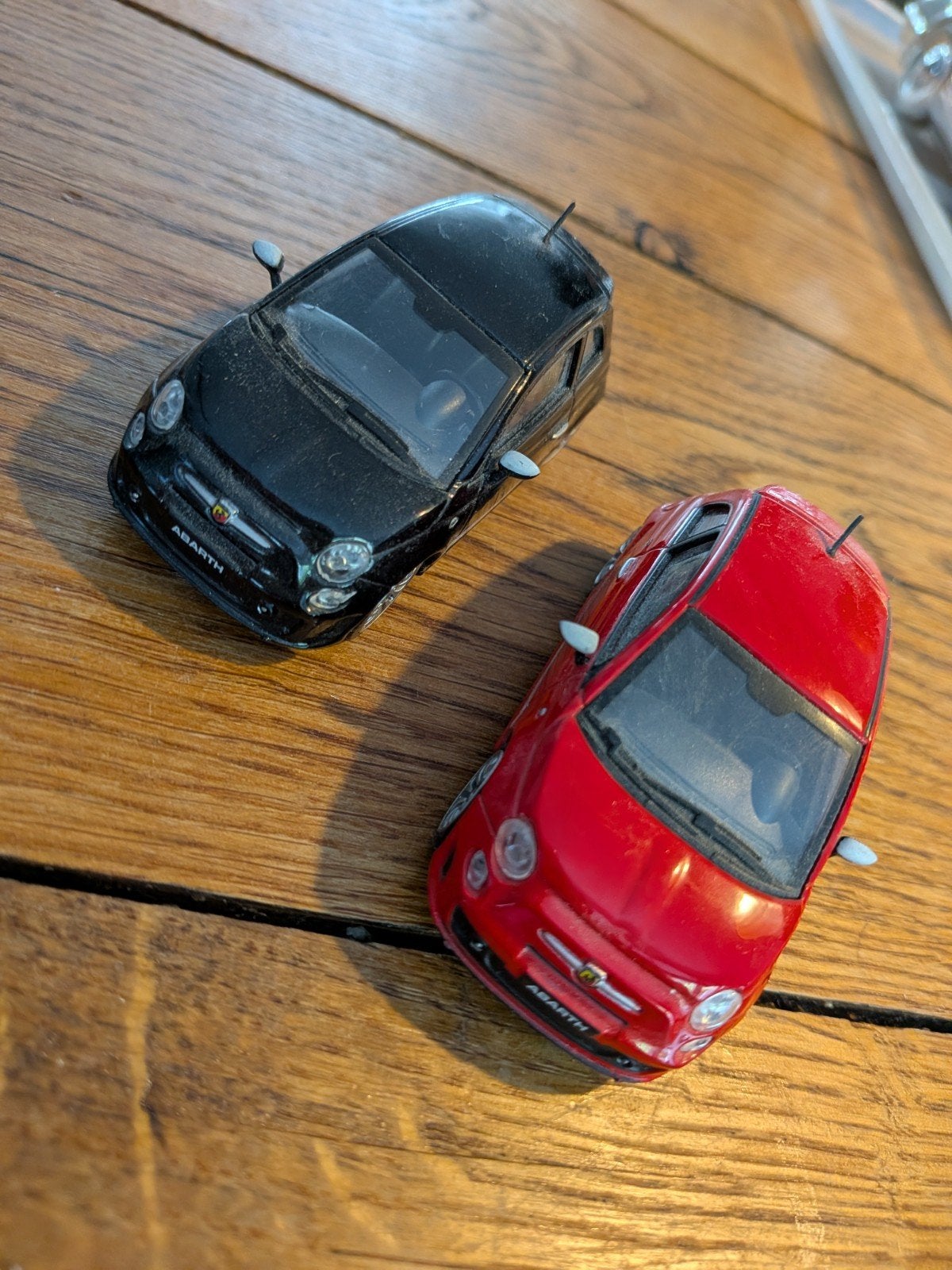 Schaal 2x Fiat 500 Abarth, Ophalen of Verzenden, Zo goed als nieuw, Auto, Overige merken