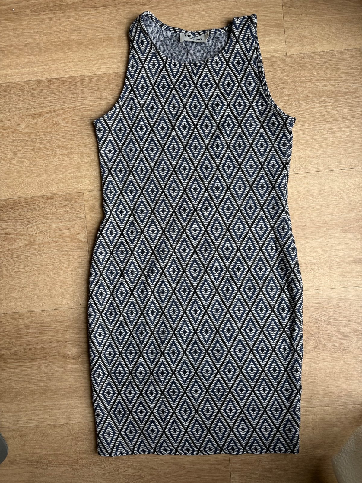 The Sting Essentials Jurk met Geometrisch Patroon, Kleding | Dames, Blauw, Ophalen of Verzenden, Zo goed als nieuw, Knielengte