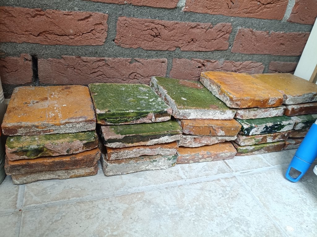 Antieke geglazuurde kleine plavuizen, groen/geel, 41 stuks, Ophalen, Gebruikt, Steen of Klei, Minder dan 50 cm