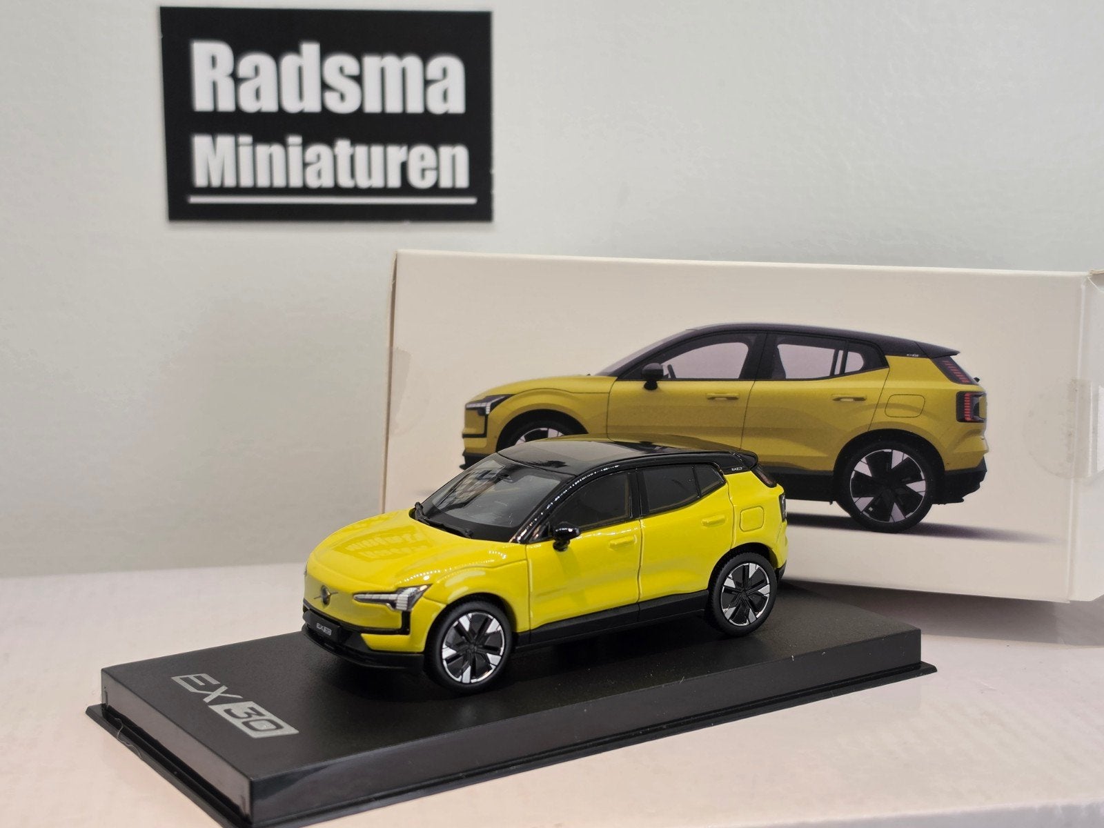 Volvo EX30 - Ultra moss yellow - 1:43 Dealerpack, Overige merken, Auto, Nieuw, Ophalen of Verzenden
