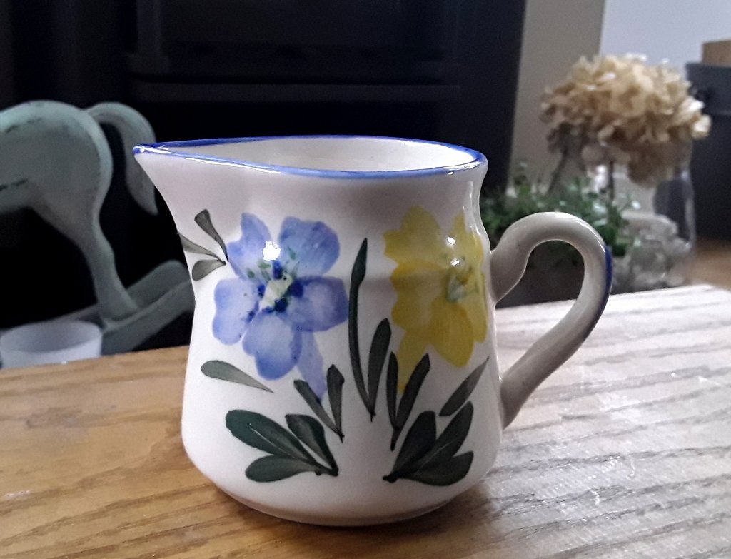 Lief melkkannetje - melkkan - bloemen - geel, blauw, groen, Kan, Keramiek, Vintage, Ophalen of Verzenden