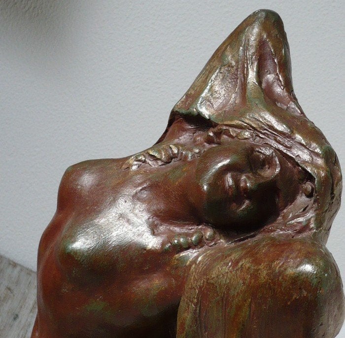 Art nouveau beeld van een zittende, naakte vrouwfiguur, Art nouveau, Beeld, Natuurlijk materiaal, Beschilderd