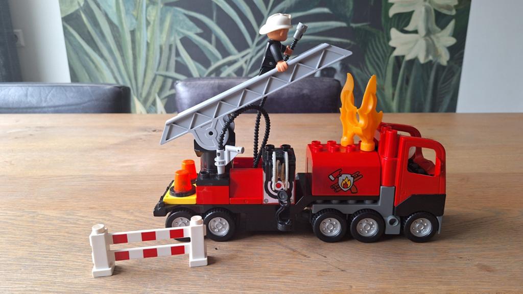 Stoere Duplo brandweer auto met 2 brandweermannen, Kinderen en Baby's, Speelgoed | Duplo en Lego, Ophalen of Verzenden, Zo goed als nieuw