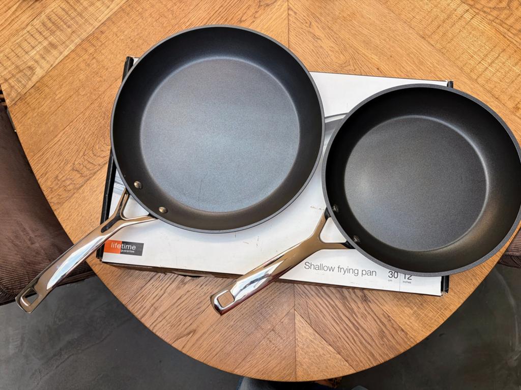 Le Creuset shallow frying pan set 30cm en 26cm, Aluminium, Ophalen of Verzenden, Zo goed als nieuw, Keramische plaat