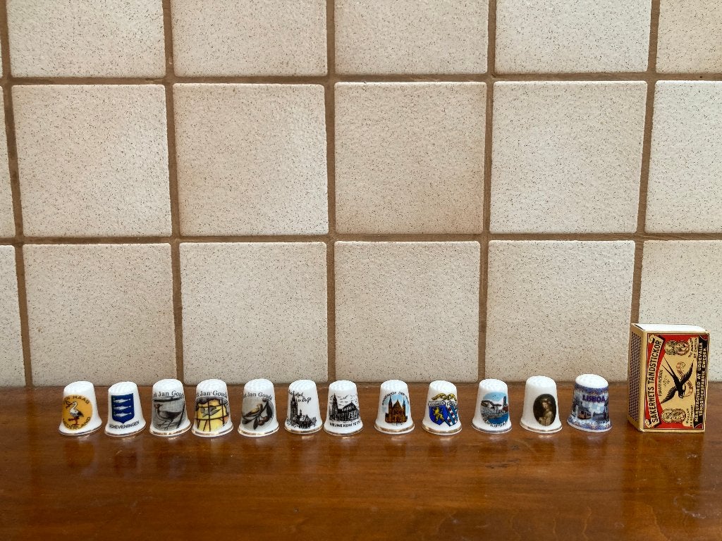 12 porselein vingerhoedjes € 3,-- per stuk div. souvenirs, Verzamelen, Ophalen of Verzenden, Zo goed als nieuw, Porselein, Nederland