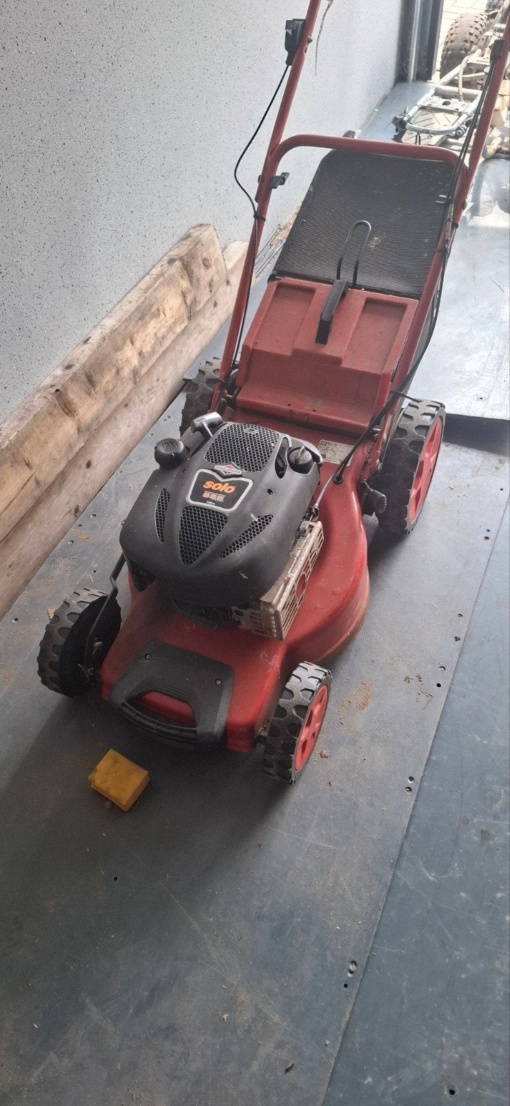 Solo grasmaaier met benzinemotor, Tuin en Terras, Grasmaaiers, Ophalen, Cirkelmaaier, Gebruikt, 40 t/m 49 cm