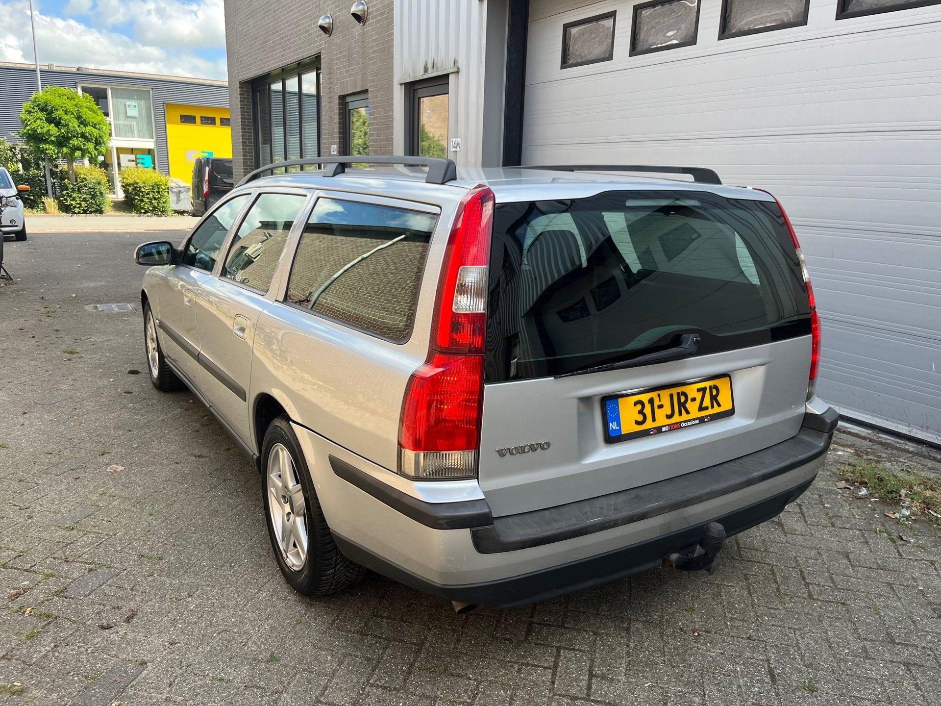Volvo V70 2.4 Comfort Line! AUTOMAAT! 7P! BOEKJES! AIRCO!, Zwart, 7 stoelen, Euro 4, Zilver of Grijs