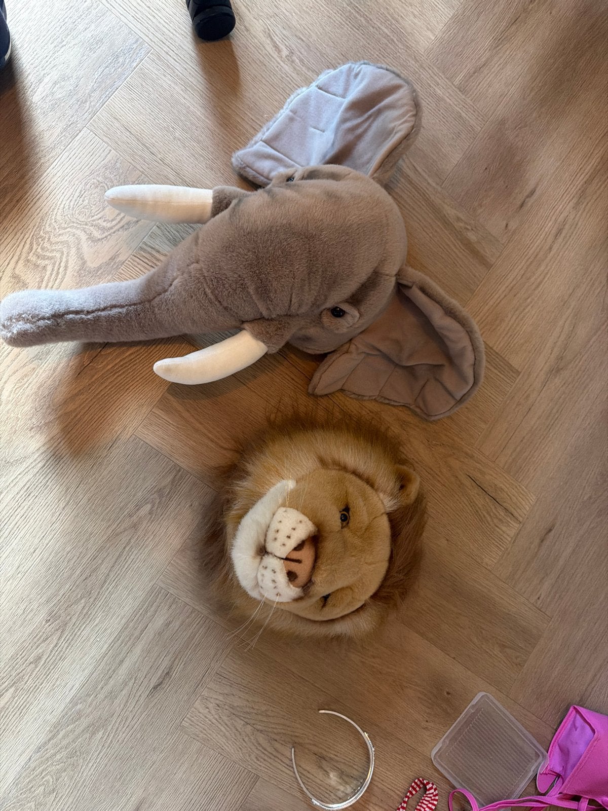Leeuw en olifantenkop om op te hangen, Ophalen of Verzenden, Zo goed als nieuw, Meerkleurig, Textiel