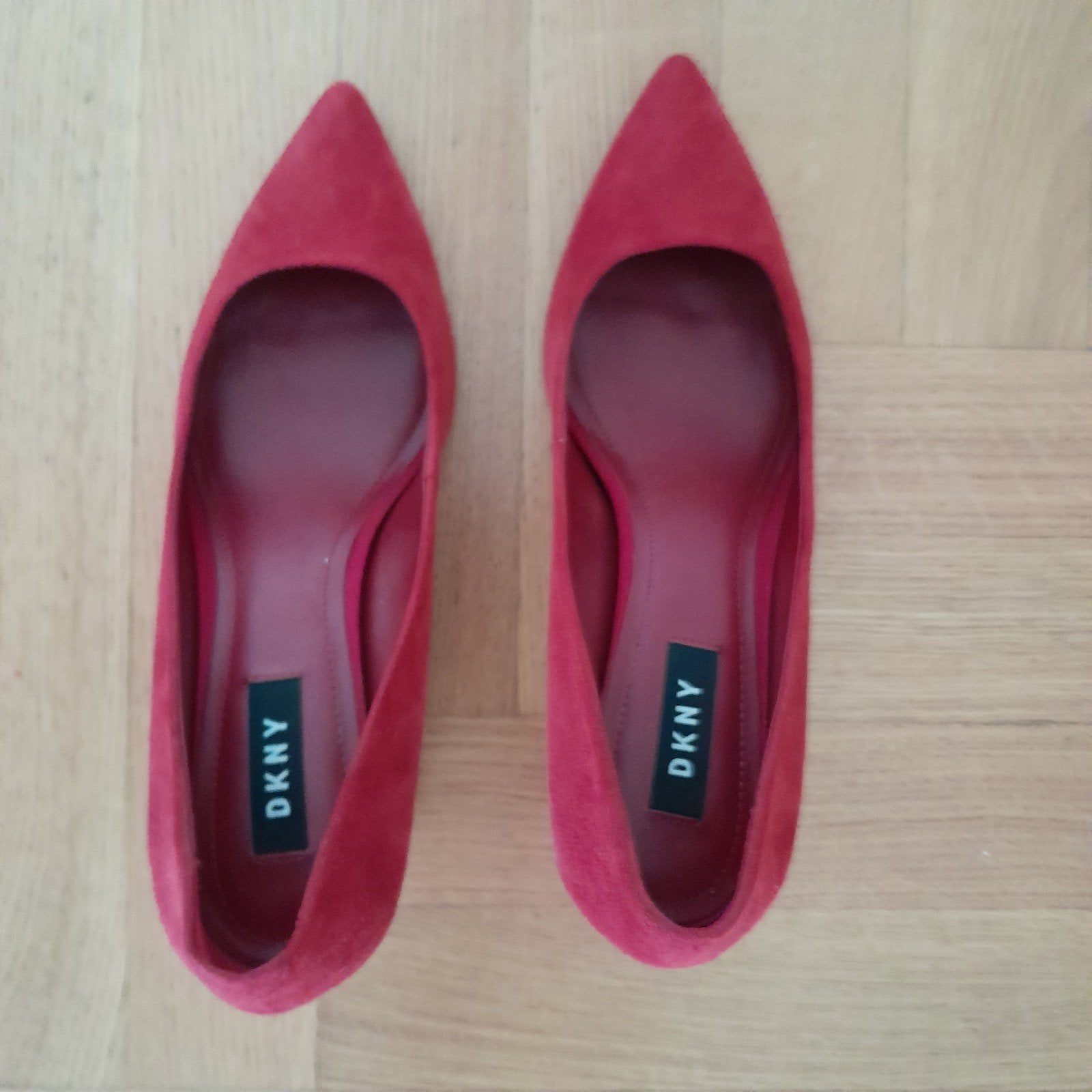 DKNY rode suède pumps met blokhak, maat 37.5, Kleding | Dames, Pumps, DKNY, Nieuw, Ophalen of Verzenden