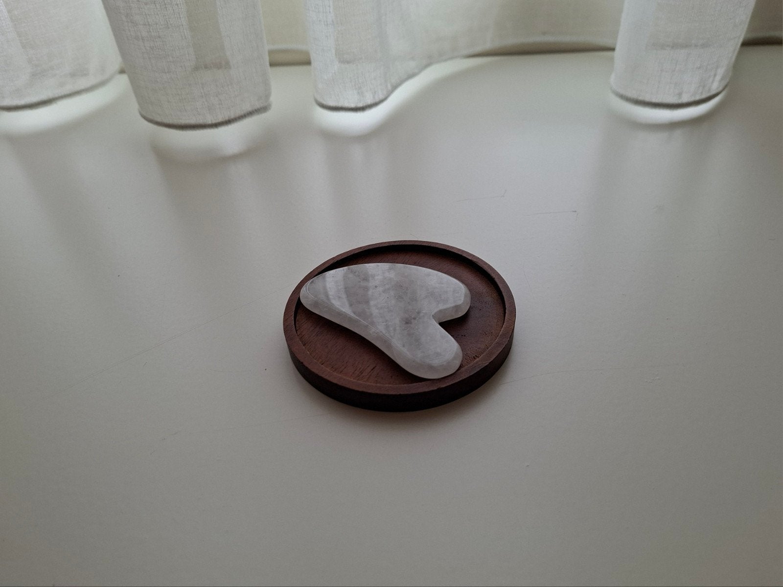 Bergkristal gua sha met teak houten schaaltje, Ophalen of Verzenden, Zo goed als nieuw, Gehele gezicht, Verzorging