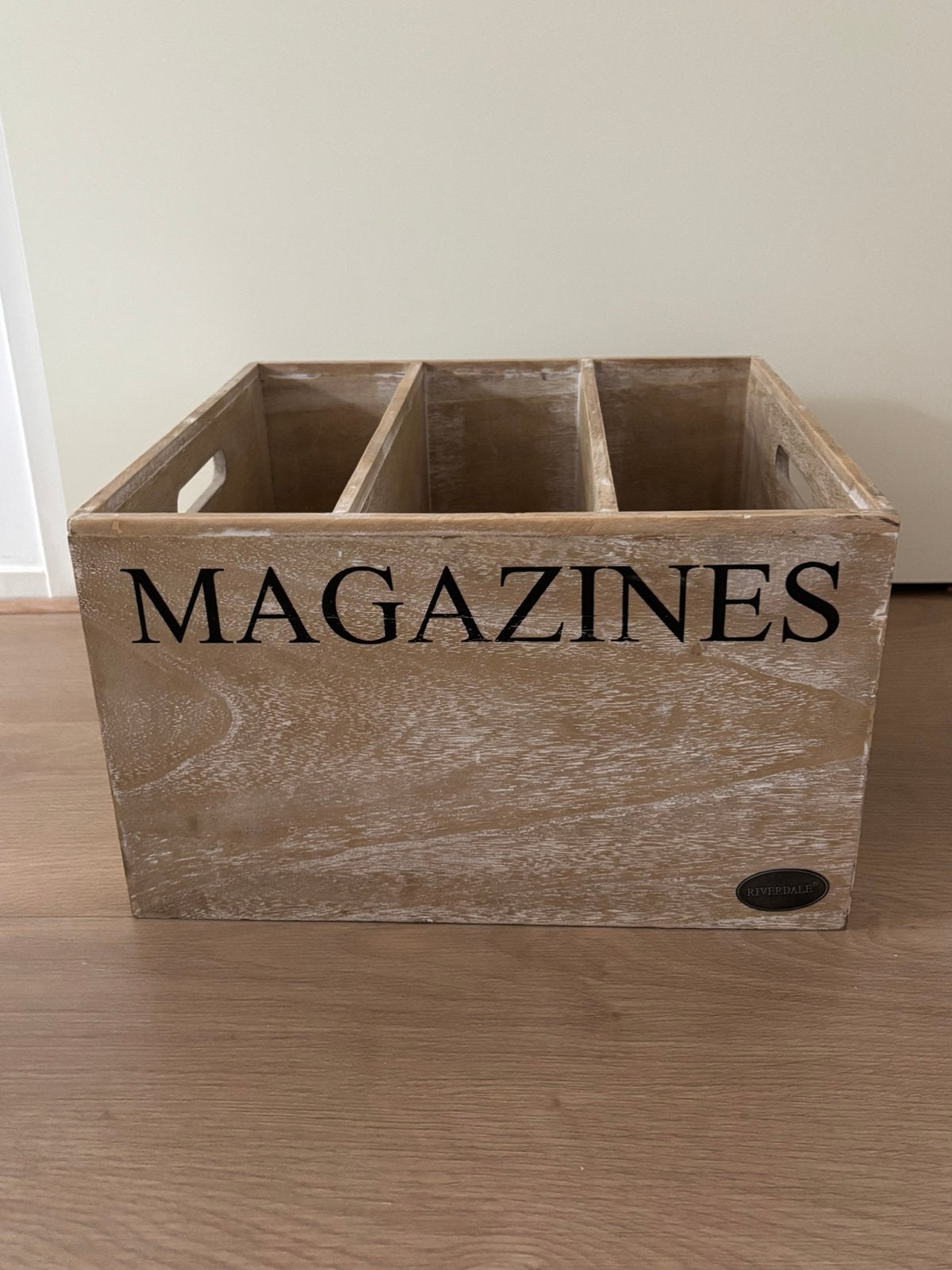 Lectuurbak, hout, white wash, van Riverdale, L40xB40xH24 cm., Ophalen, Lectuurbak, Zo goed als nieuw, Met handvat