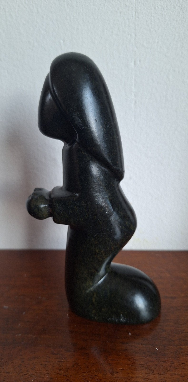 Natuurstenen beeldje van een knielend vrouw, Maria, Verzamelen, Beelden en Beeldjes, Ophalen of Verzenden, Zo goed als nieuw, Dier