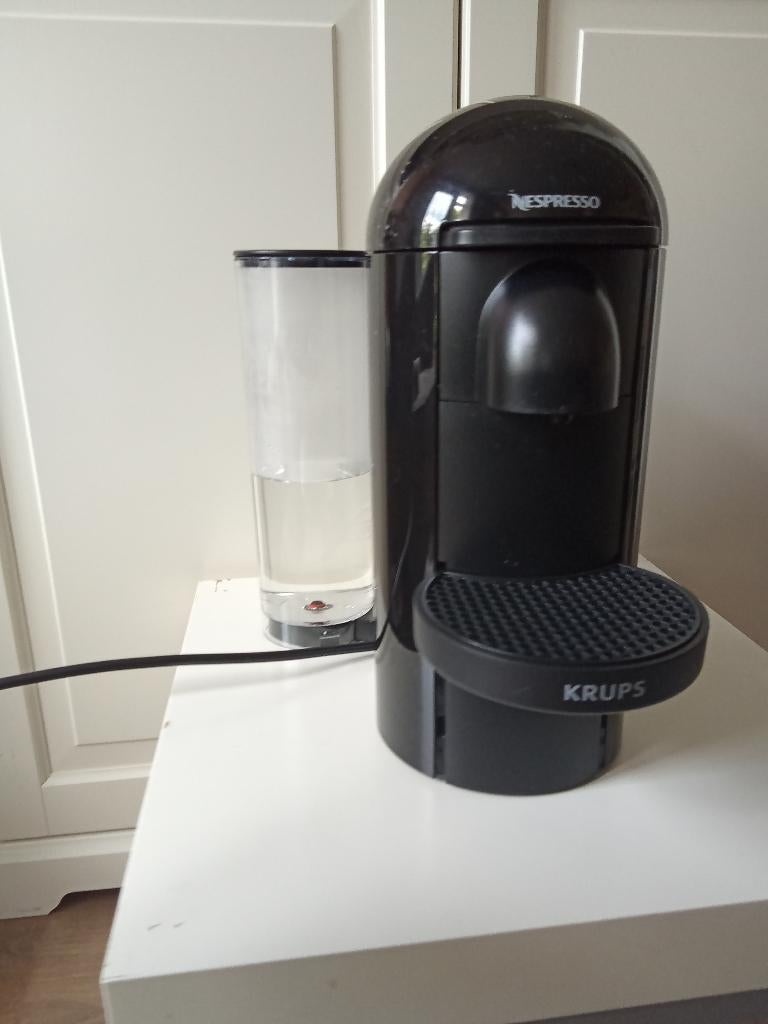 Nespresso Vertuo koffiezetapparaat, Witgoed en Apparatuur, Koffiezetapparaten, Zo goed als nieuw, Koffiepads en cups, Koffiemachine