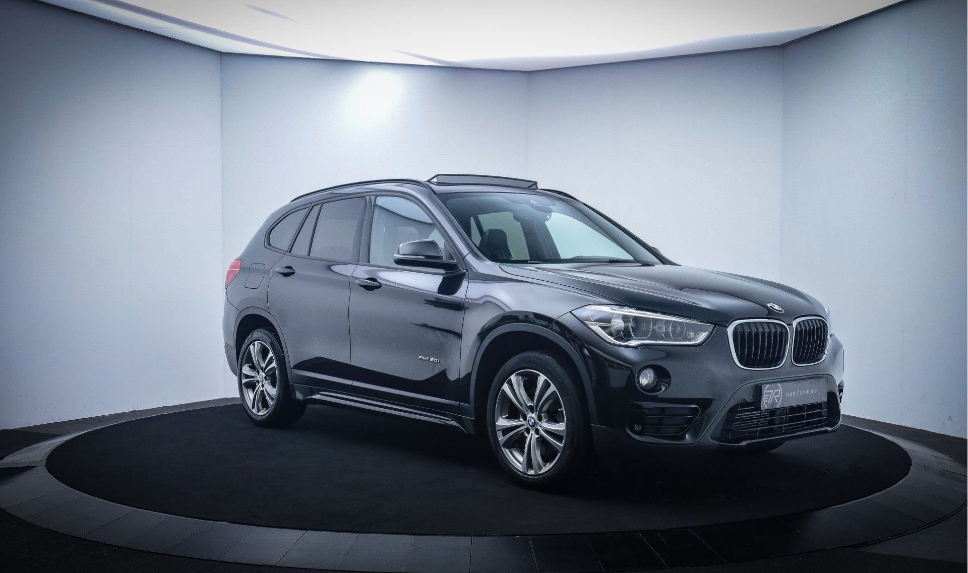 BMW X1 20iA X.Dr. SPORT LINE PANO | HARMAN KARDON | LEER | M, Gebruikt, 2000 kg, Zwart, Leder