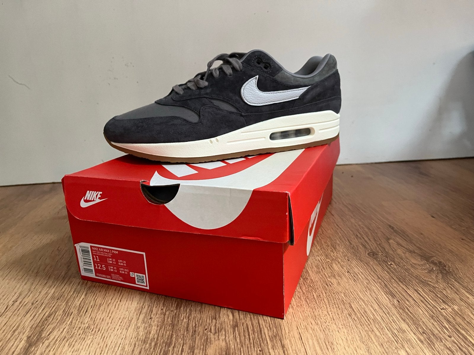 Nike Air Max 1 Crepe Grey - Maat 45 - DS, Kleding | Heren, Ophalen of Verzenden, Nieuw, Overige kleuren, Sneakers of Gympen