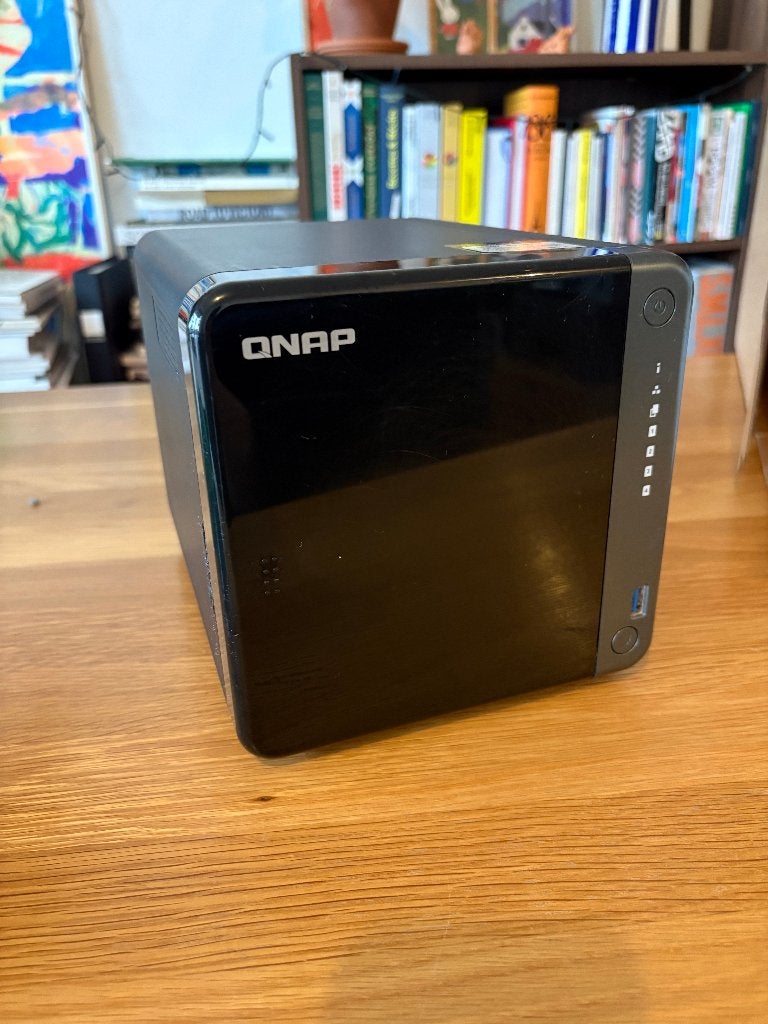QNAP TS-453D-8G + 12TB IronWolf + 2TB NVMe, Computers en Software, NAS, Ophalen of Verzenden, Gebruikt