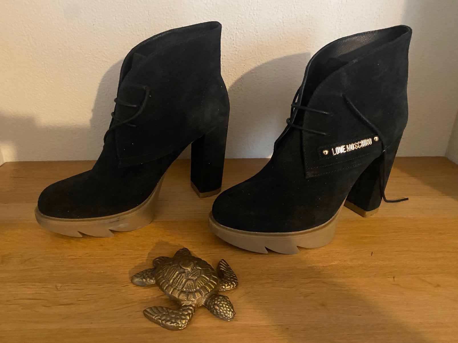 Love moschino enkellaarsje met hak maat 40 nieuw., Zwart, Lage of Enkellaarzen, Nieuw, Ophalen of Verzenden