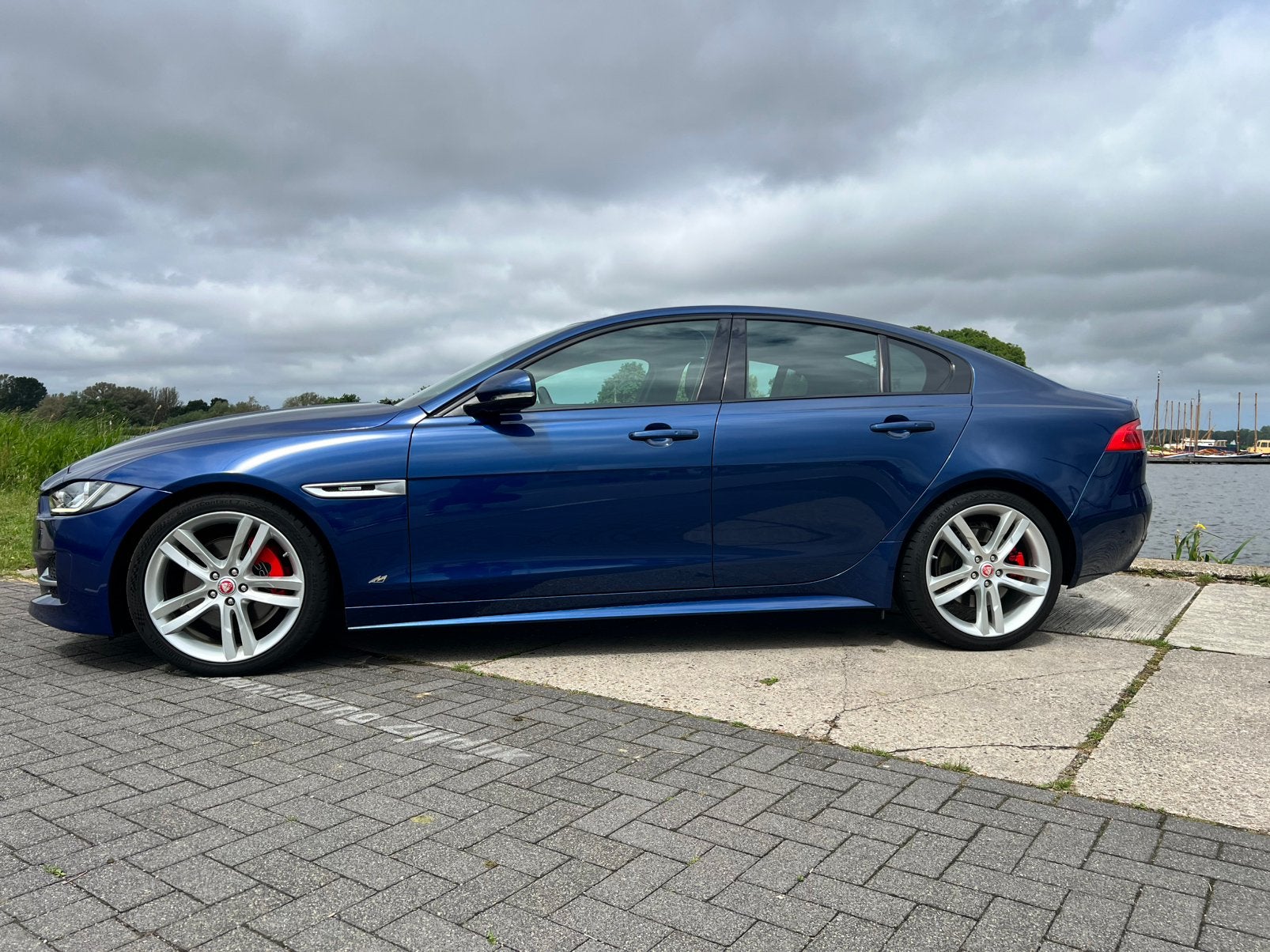 Jaguar XE R-sport 241pk 2.0 AUT 2015 Blauw, Auto's, Jaguar, Achterwielaandrijving, 1800 kg, Euro 6, 4 cilinders