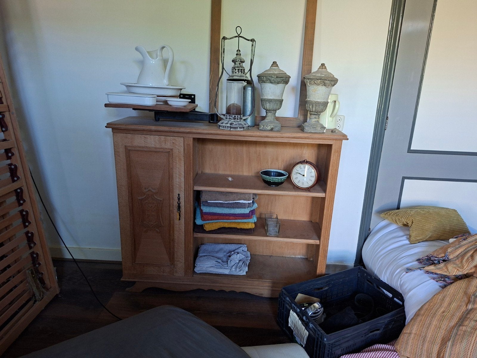 Houten kastje met deurtje en open vakken, Ophalen