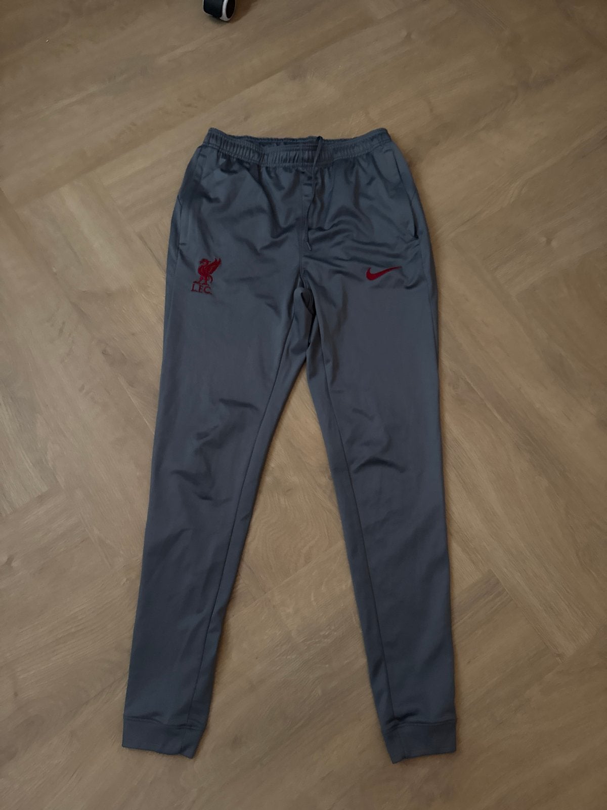 Nike Liverpool FC Trainingsbroek - Grijs (Origineel), Sport en Fitness, Voetbal, Maat S, Ophalen of Verzenden, Gebruikt, Broek