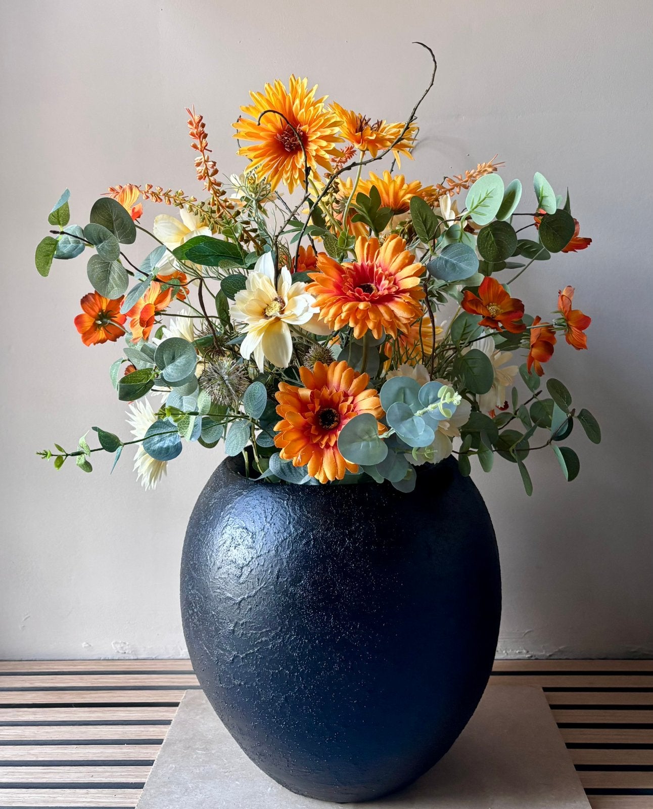 Nieuw! Groot zijden bloemstuk in mat zwarte pot 70 cm hoog, Binnen, Inclusief kunstbloemen, 70 cm, Www.discountfashioncorner.nl