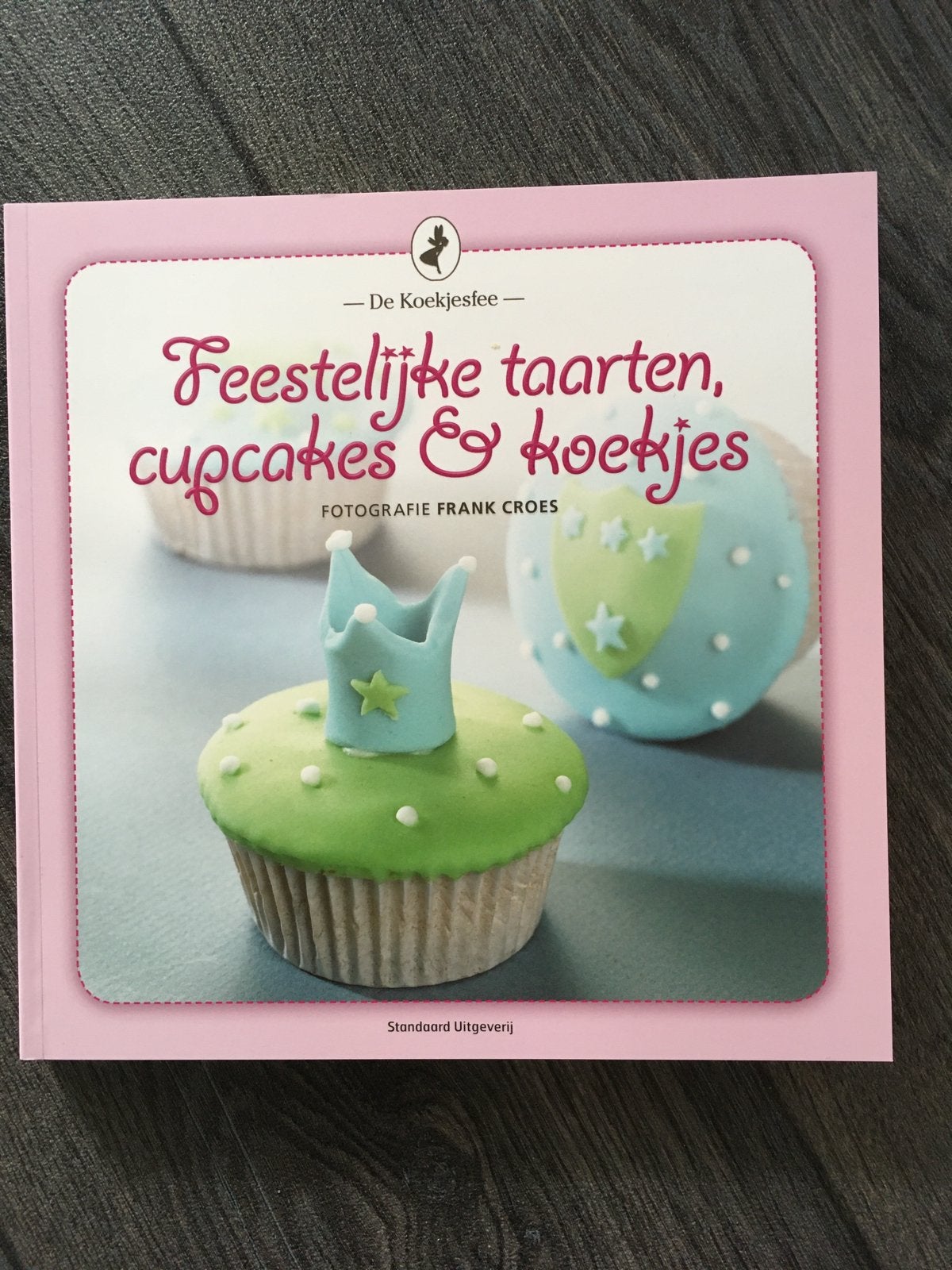 Feestelijke taarten en cupcakes, Ophalen of Verzenden, Zo goed als nieuw, Taarten, Boek of Tijdschrift
