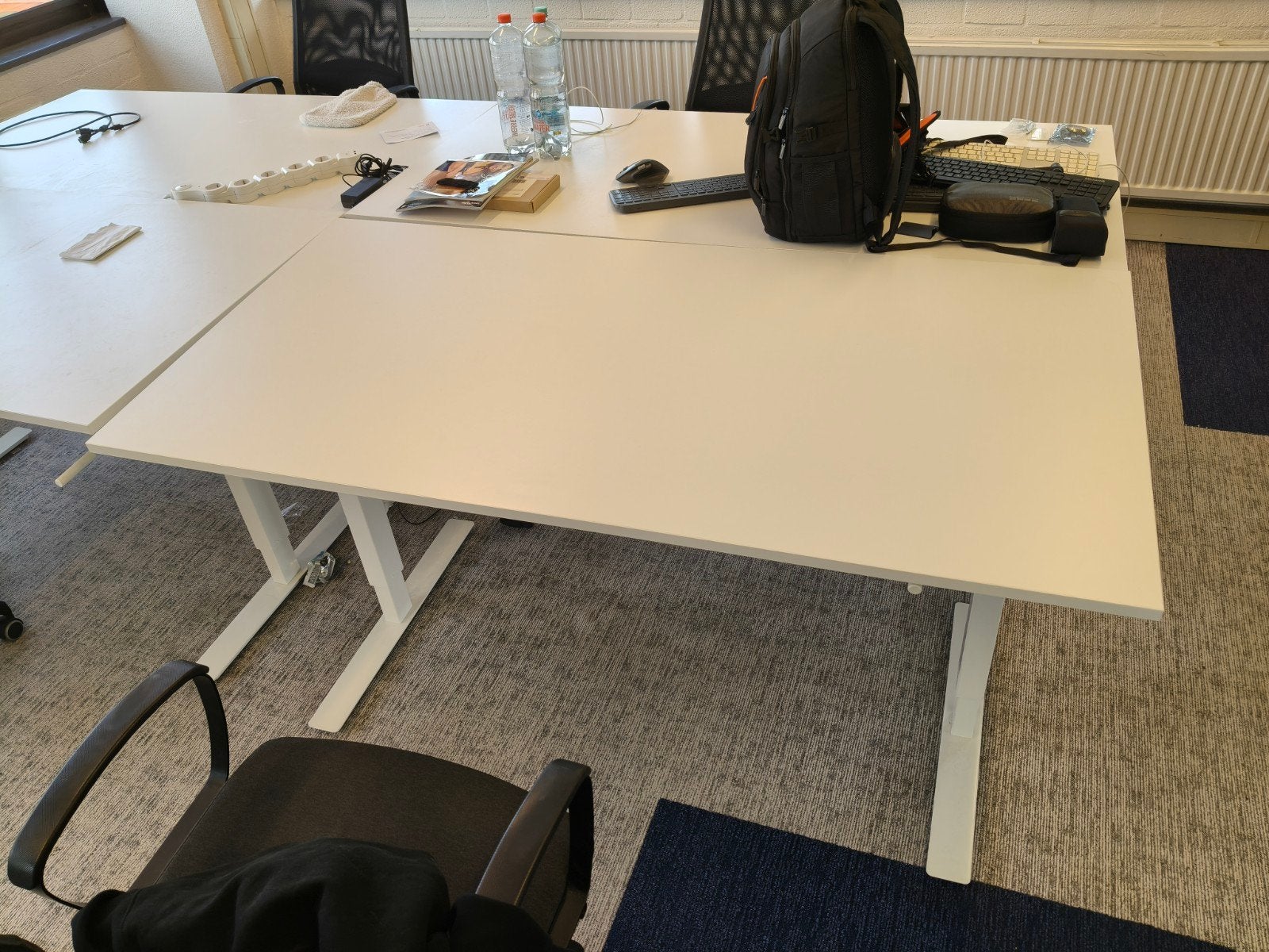 Wit Zit-sta bureau - met slinger - 26 stuks, Ophalen, Zit-sta bureau, 160 cm, Metaal