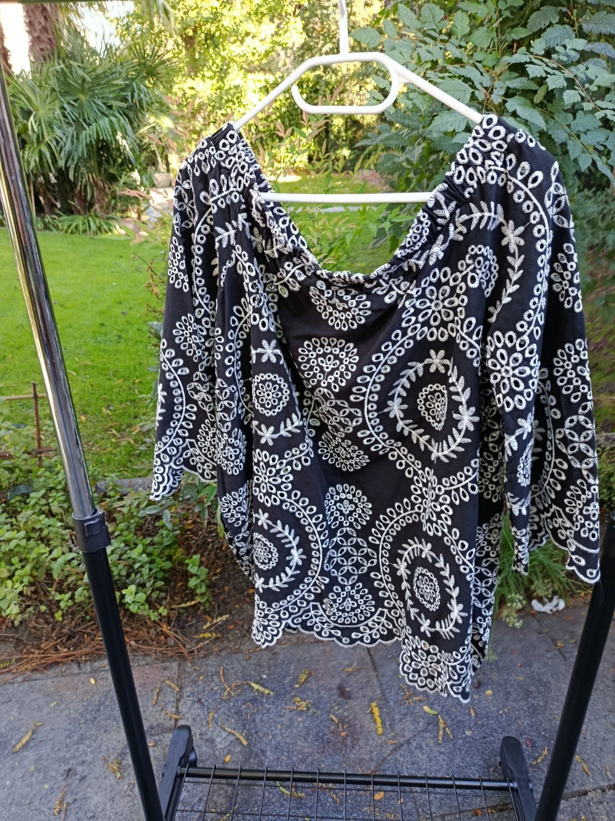Nikkie zwarte off-shoulder top met witte borduursels maat 40, Maat 38/40 (M), Zwart, Ophalen of Verzenden, Zo goed als nieuw