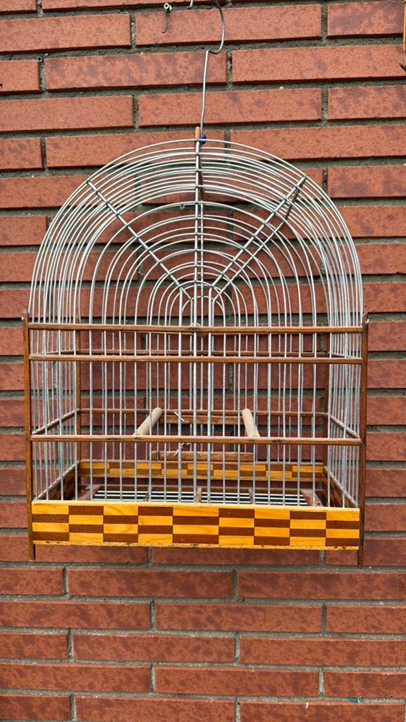 Mooie grote Surinaamse vogelkooi, Ophalen of Verzenden, Zo goed als nieuw, Hout, Vogelkooi