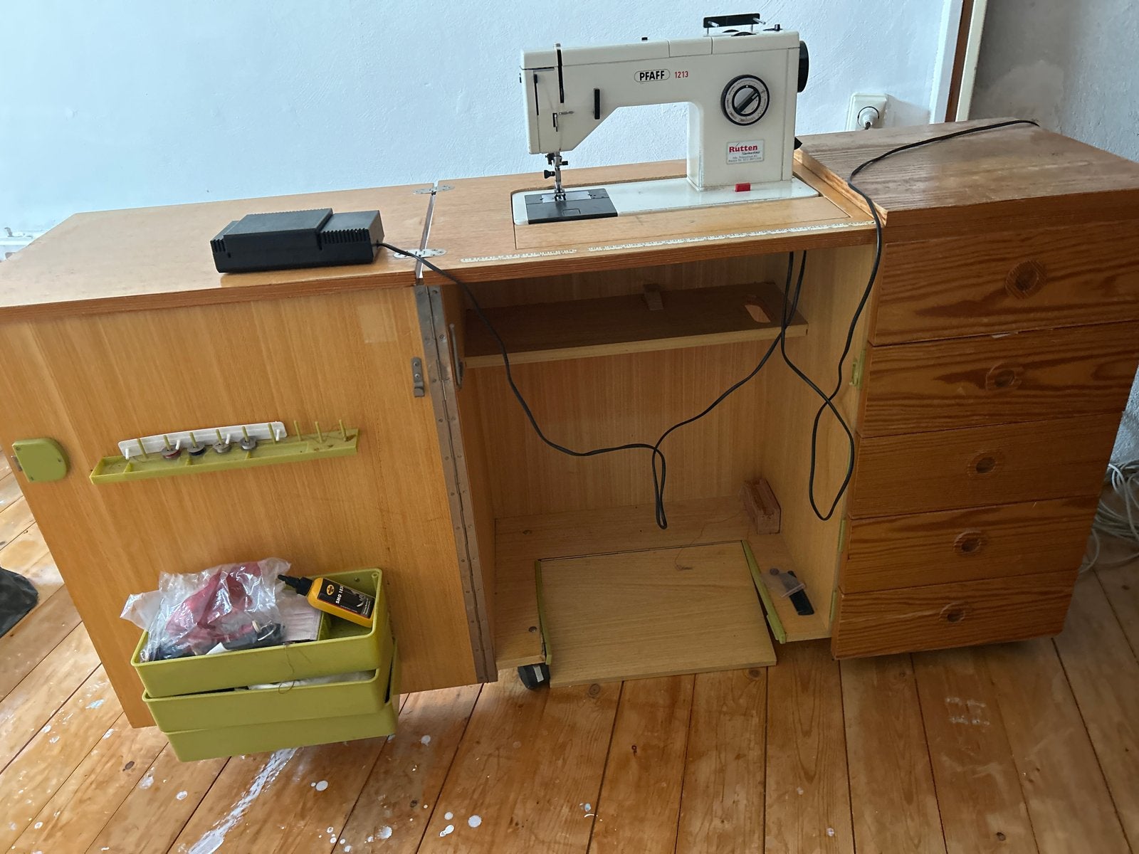 Pfaff 1213 Naaimachine met meubel - Goede staat, Hobby en Vrije tijd, Naaimachines en Toebehoren, Ophalen of Verzenden, Gebruikt