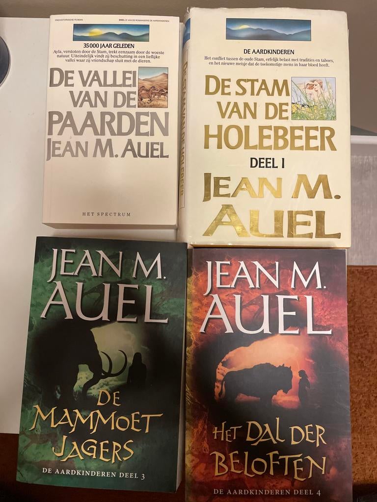 De Aardkinderen serie - Deel 1 t/m 4 - Jean M. Auel, Boeken, Ophalen of Verzenden, Gelezen, Nederland