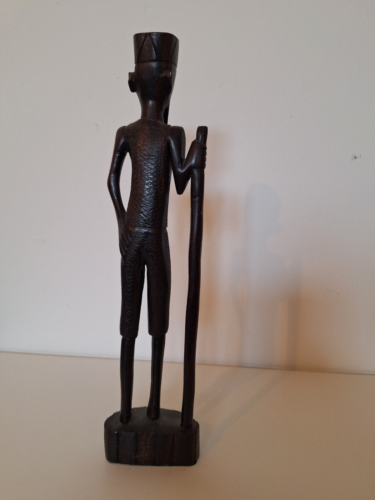 Vintage Afrikaans houten beeld van man met staf, Antiek en Kunst, Kunst | Niet-Westerse kunst, Bruin, Afrika, Handgemaakt, Beeld