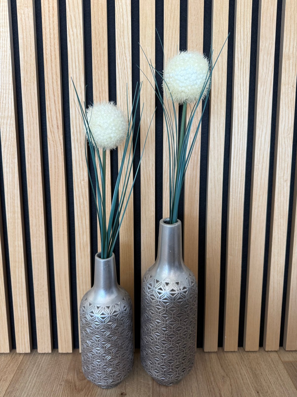Twee zilverkleurige vazen met een geometrisch reliëfpatroon, 30 cm, Inclusief decoratie, Ophalen of Verzenden, Zo goed als nieuw