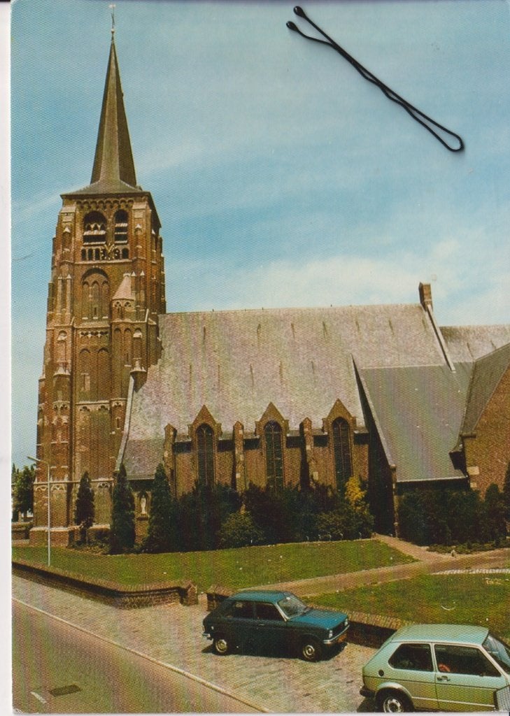 Moergestel R.K. Kerk , met auto's , Peugeot 104, VW Golf, Verzamelen, Ophalen of Verzenden, 1960 tot 1980, Gelopen, Noord-Brabant