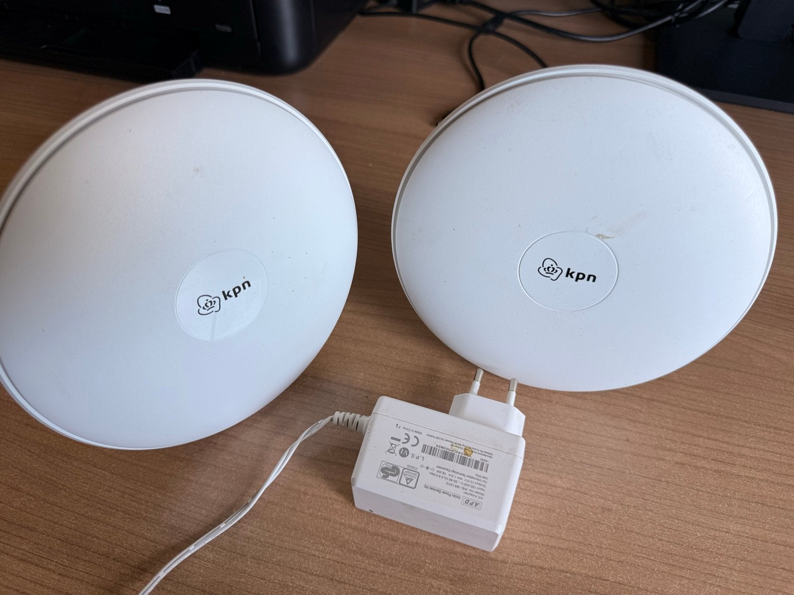 KPN SuperWifi punten (2 stuks) met adapters, Ophalen of Verzenden, Zo goed als nieuw, Router