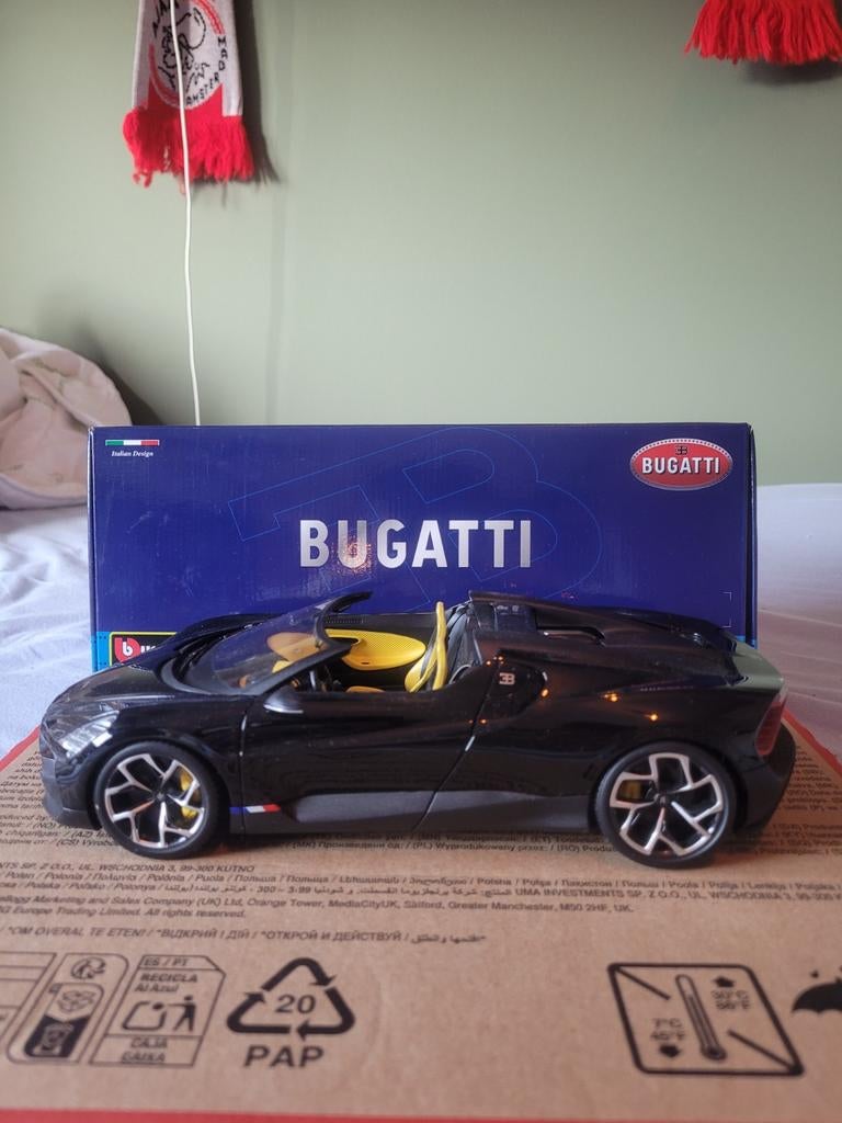 Burago 1/18 scale bugatti mistral, Ophalen of Verzenden, Zo goed als nieuw, Auto, Bburago